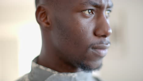 Der-Junge-Afroamerikanische-Soldat-Blickt-Nachdenklich-Zur-Seite,-Mit-Kopierraum