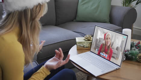 Glückliche-Kaukasische-Erwachsene-Schwestern-Mit-Weihnachtlichem-Laptop-Videoanruf,-Zeitlupe