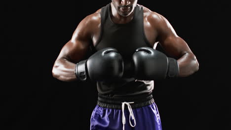 Afroamerikanischer-Boxer-In-Boxausrüstung-Posiert-Selbstbewusst-Auf-Schwarzem-Hintergrund