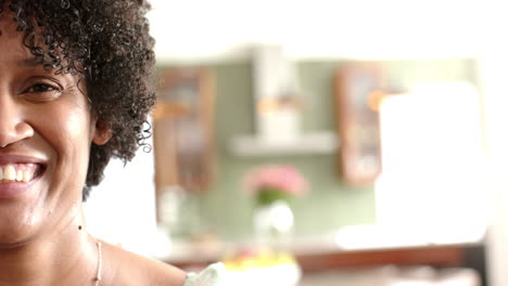 Halbporträt-Einer-Glücklichen-Afroamerikanischen-Frau,-Die-Im-Sonnigen-Wohnzimmer-Lächelt,-Kopierraum,-Zeitlupe
