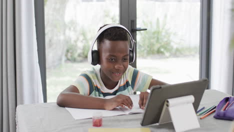 Afroamerikanischer-Junge-Lernt-Zu-Hause-Mit-Einem-Tablet