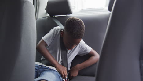 Afroamerikanischer-Junge-Schnallt-Sich-Auf-Dem-Rücksitz-Eines-Autos-An