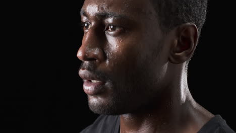 Afroamerikaner-In-Einem-Nahaufnahme-Porträt-Auf-Schwarzem-Hintergrund
