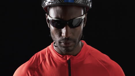 Afroamerikanischer-Radfahrer-Posiert-Selbstbewusst-Auf-Schwarzem-Hintergrund