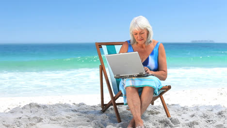 Mujer-Anciana-Usando-Una-Computadora-Portátil