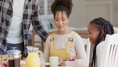 Felices-Padres-Afroamericanos-E-Hija-Desayunando-En-La-Mesa,-Cámara-Lenta