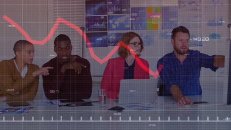 Animation-Der-Roten-Linie-Zur-Verarbeitung-Finanzieller-Daten-über-Verschiedenen-Geschäftsleuten-Im-Büro