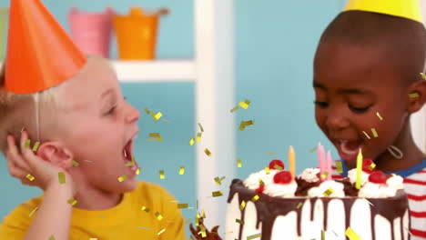 Animation-Von-Konfetti-über-Glücklichen,-Unterschiedlichen-Kindern-Mit-Geburtstagstorte-Auf-Der-Party