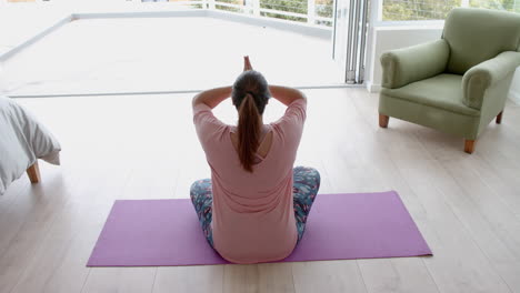 Übergroße,-Gemischtrassige-Frau,-Die-Auf-Dem-Boden-Sitzt-Und-Yoga-Meditation-Praktiziert,-Kopierraum,-Zeitlupe