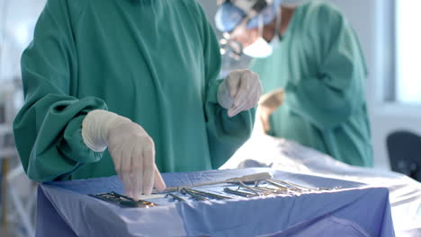 Mittelteil-Einer-Chirurgin,-Die-Im-Operationssaal-Chirurgische-Instrumente-Vorbereitet,-Kopierraum,-Zeitlupe