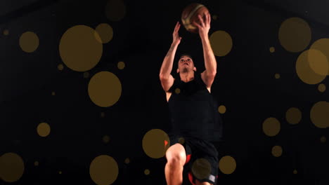 Animation-Eines-Kaukasischen-Basketballspielers,-Der-Einen-Ball-Wirft-Und-Lichtpunkte-Auf-Schwarzem-Hintergrund
