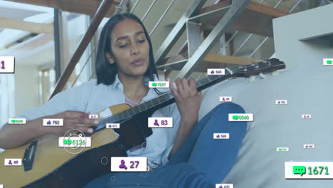 Animation-Von-Social-Media-Benachrichtigungen-über-Eine-Frau-Mit-Gemischter-Abstammung,-Die-Zu-Hause-Gitarre-Spielt