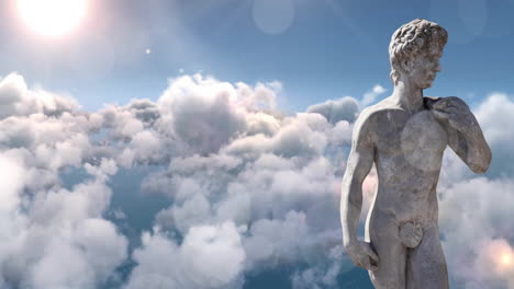 Animación-De-Escultura-Gris-De-Hombre-Sobre-Cielo-Azul-Y-Nubes,-Espacio-De-Copia