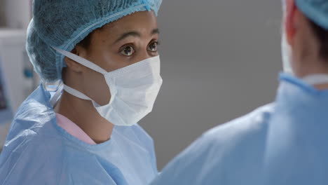 Verschiedene-Chirurginnen-In-OP-Kitteln-Diskutieren-über-Die-Arbeit-Im-Operationssaal,-Zeitlupe