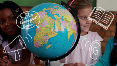 Animation-Von-Schulgegenstandssymbolen-über-Verschiedenen-Schulkindern,-Die-Im-Klassenzimmer-Einen-Globus-Verwenden