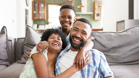 Retrato-De-Una-Feliz-Madre,-Padre-E-Hijo-Afroamericanos-Abrazándose-En-La-Sala-De-Estar,-Cámara-Lenta