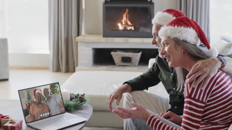 Fröhliche,-Abwechslungsreiche-Seniorenpaare-Mit-Weihnachtlichem-Laptop-Videoanruf,-Zeitlupe