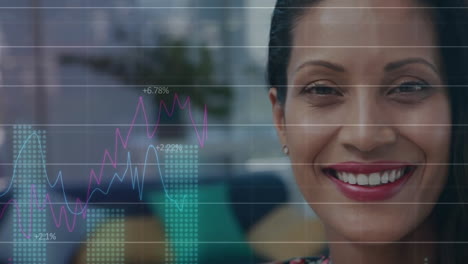 Animation-Der-Verarbeitung-Finanzieller-Daten-über-Einer-Lächelnden-Geschäftsfrau-Mit-Gemischter-Abstammung-Im-Büro