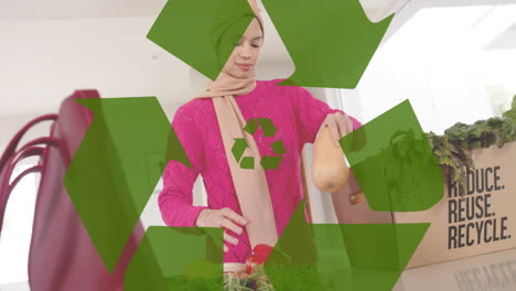 Mujer-Birracial-Con-Hijab-Sacando-Verduras-De-La-Caja-En-La-Cocina-Sobre-Un-Cartel-De-Reciclaje