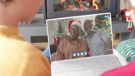 Glückliches,-Vielfältiges-Seniorenpaar-Und-Männliche-Freunde-Mit-Weihnachtlichem-Laptop-Videoanruf,-Zeitlupe