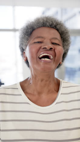 Vertikales-Video-Einer-Glücklichen-älteren-Afroamerikanischen-Patientin-Im-Krankenhaus,-Zeitlupe,-Kopierraum