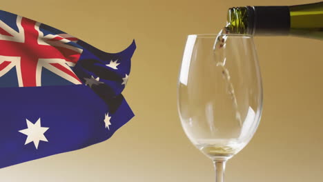 Komposit-Aus-Weißwein,-Der-In-Ein-Glas-über-Der-Flagge-Australiens-Gegossen-Wird