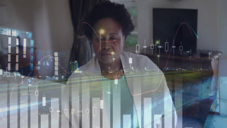 Animation-Der-Verarbeitung-Finanzieller-Daten-Und-Des-Stadtbilds-über-Einer-älteren-Afroamerikanerin