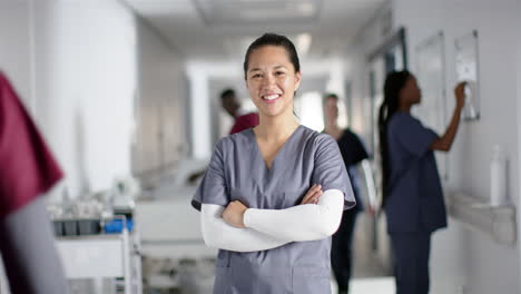Retrato-De-Una-Feliz-Doctora-Asiática-Usando-Batas-En-El-Hospital,-Cámara-Lenta