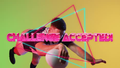 Animation-Des-Textes-„Herausforderung-Angenommen“-Mit-Formen-über-Einem-Springenden-Kaukasischen-Männlichen-Rugbyspieler