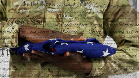 Animation-Des-Verfassungstextes-über-Einem-Afroamerikanischen-Soldaten-Mit-US-Flagge