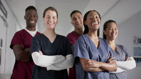 Retrato-De-Médicos-Diversos,-Masculinos-Y-Femeninos,-Felices-Usando-Uniformes-Médicos-En-El-Hospital,-En-Cámara-Lenta