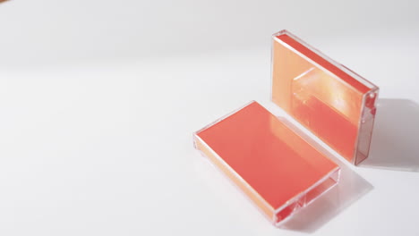 Video-Von-Zwei-Orangefarbenen-Retro-Kassettenboxen-Mit-Kopierplatz-Auf-Grauem-Hintergrund