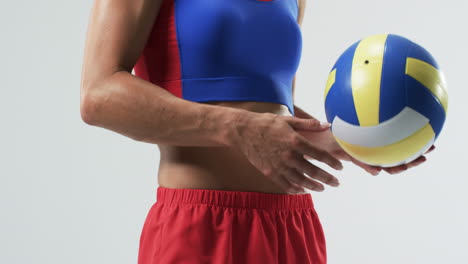 Atleta-Sosteniendo-Una-Pelota-De-Voleibol-Sobre-Fondo-Blanco