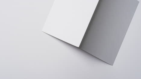 Video-Eines-Buches-Mit-Weißen-Leeren-Deckblättern-Und-Platz-Zum-Kopieren-Auf-Weißem-Hintergrund