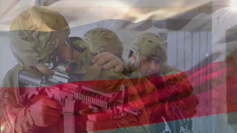 Animation-Der-Flagge-Russlands-über-Kaukasischen-Männlichen-Soldaten,-Die-Waffen-In-Einem-Gebäude-Halten
