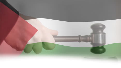 Animación-De-La-Bandera-De-Palestina-Sobre-Un-Juez-Caucásico-Usando-Un-Mazo.