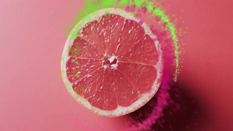 Komposition-Aus-Lichtspuren-über-Halbierter-Grapefruit-Auf-Rosa-Hintergrund