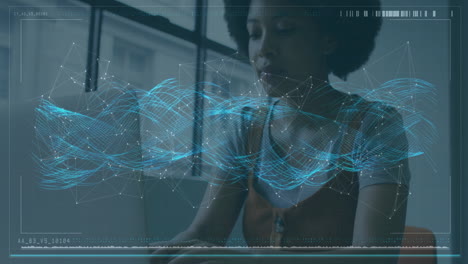 Animación-Del-Procesamiento-De-Datos-Financieros-Sobre-Una-Empresaria-Afroamericana-Usando-Una-Computadora-Portátil