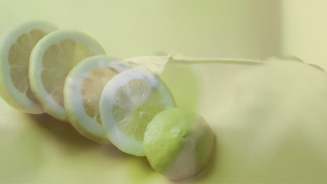 Zusammensetzung-Aus-Grünen-Blättern-über-Geschnittenen-Zitrone-Hintergrund