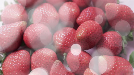 Komposition-Aus-Lichtflecken-über-Erdbeeren-Auf-Rosa-Hintergrund