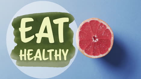 Animation-Eines-Textes-Zum-Thema-„Gesund-Essen“-über-Halbierter-Grapefruit-Auf-Blauem-Hintergrund