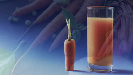 Zusammensetzung-Aus-Geschnittenen-Karotten-Und-Einem-Glas-Saft-Mit-Karotten-Auf-Blauem-Hintergrund