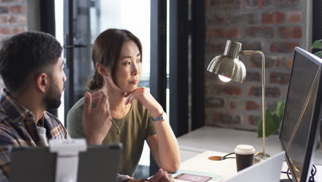 Junger-Asiatischer-Mann-Und-Asiatische-Frau-Führen-Ein-Geschäftsgespräch-In-Einem-Büro