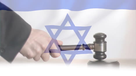 Animation-Der-Israelischen-Flagge-über-Einem-Kaukasischen-Männlichen-Richter-Mit-Einem-Hammer