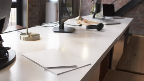 Ein-Moderner-Schreibtisch-Im-Büro-Ist-Mit-Einem-Computer,-Einer-Lampe-Und-Kopfhörern-Sowie-Platz-Zum-Kopieren-Ausgestattet