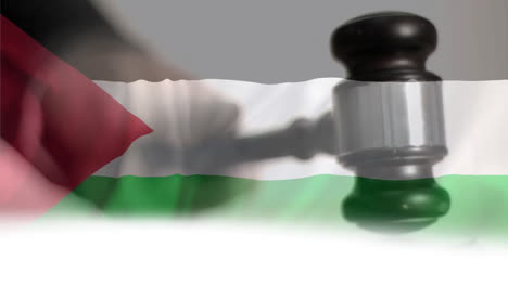 Animation-Der-Flagge-Palästinas-über-Einem-Kaukasischen-Männlichen-Richter-Mit-Einem-Hammer