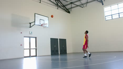 Afroamerikaner-Spielt-Basketball-Im-Innenbereich