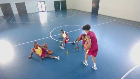 Los-Jóvenes-Afroamericanos-Toman-Un-Descanso-En-La-Cancha-De-Baloncesto.