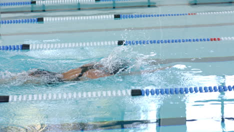 Kaukasische-Schwimmerin-Sportlerin-Schwimmt-Runden-In-Einem-Pool