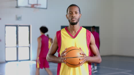 Afroamerikaner-Hält-Einen-Basketball-In-Einem-Fitnessstudio